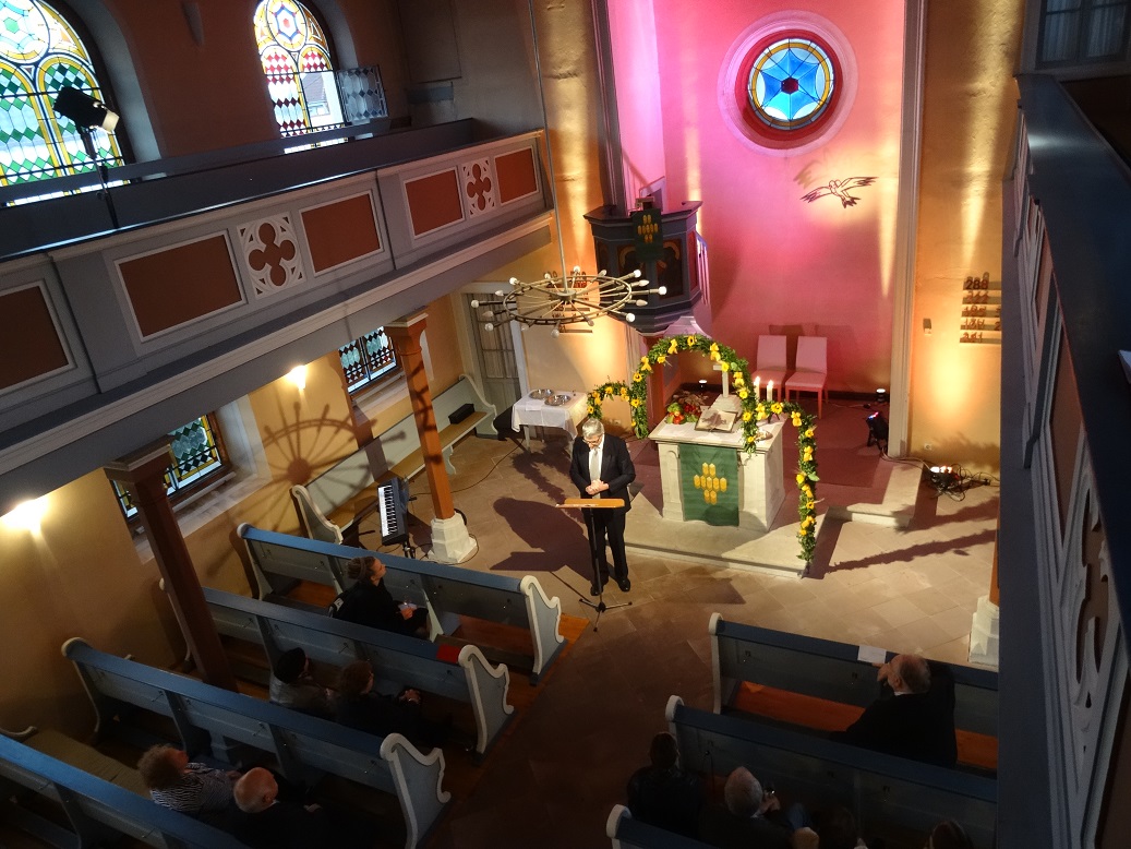 Im Rahmen der Feier zum 150 Jährigen Jubiläum wurde die ev. Kirche Gau-Weinheim von einem professionellen Lichttechniker in Szene gesetzt.
