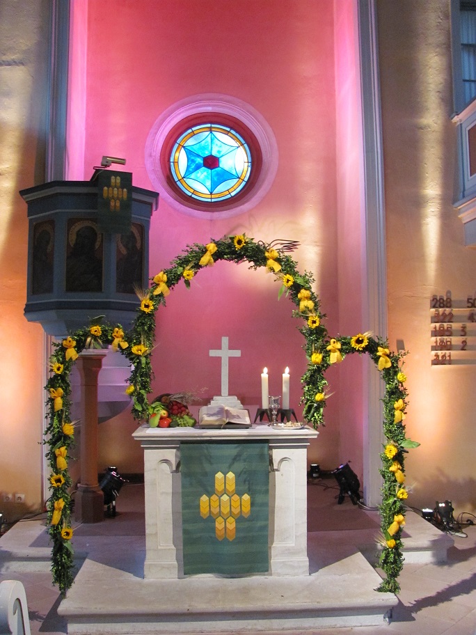 Im Rahmen der Feier zum 150 Jährigen Jubiläum wurde die ev. Kirche Gau-Weinheim von einem professionellen Lichttechniker in Szene gesetzt.