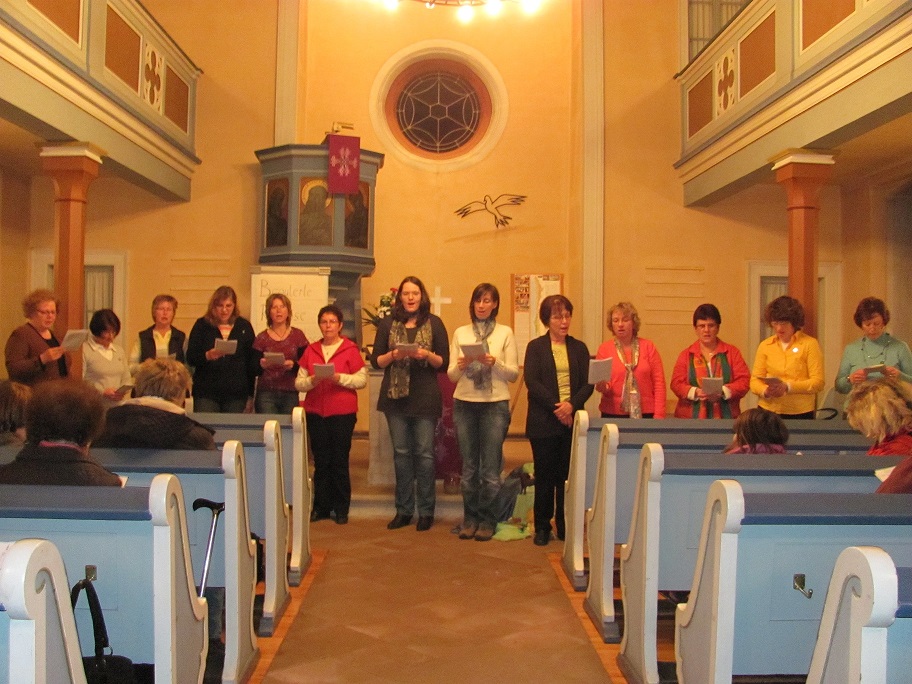 von links: Rosemarie Zöller, Monika Frondorf, Pia Krämer, Monika Becker, Gaby Lehmann, Eliane Felsch, Julia Müller, Frauke Schmidt, Gisela Müller, Marita Gottschlich, Heike Schwertner, Simone Becker, Angelika Gasch